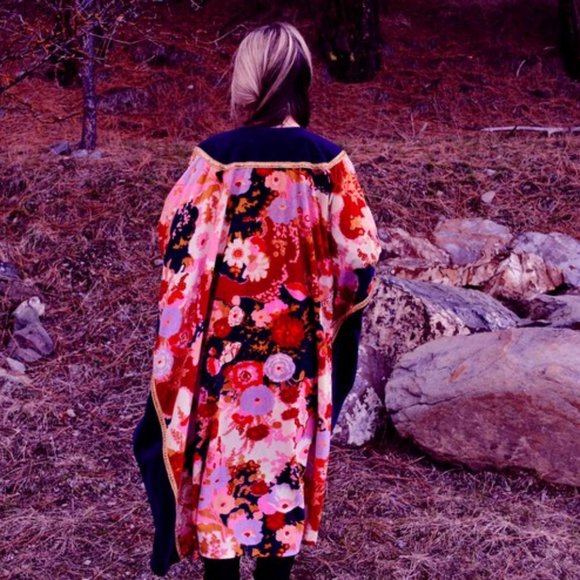 Vintage Cape - Picture 2 of 5